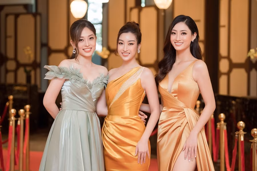 Mới đây, Hoa hậu Đỗ Mỹ Linh, Lương Thùy Linh và Á hậu Phương Nga thu hút sự quan tâm của cộng đồng khi cùng xuất hiện trong một sự kiện ở Hà Nội. Được biết, địa điểm cả ba người đẹp hội tụ cũng là nơi lưu trú của các thí sinh vòng chung khảo phía Bắc cuộc thi Hoa hậu Việt Nam 2020, dự kiến diễn ra vào tháng 9 tới đây.