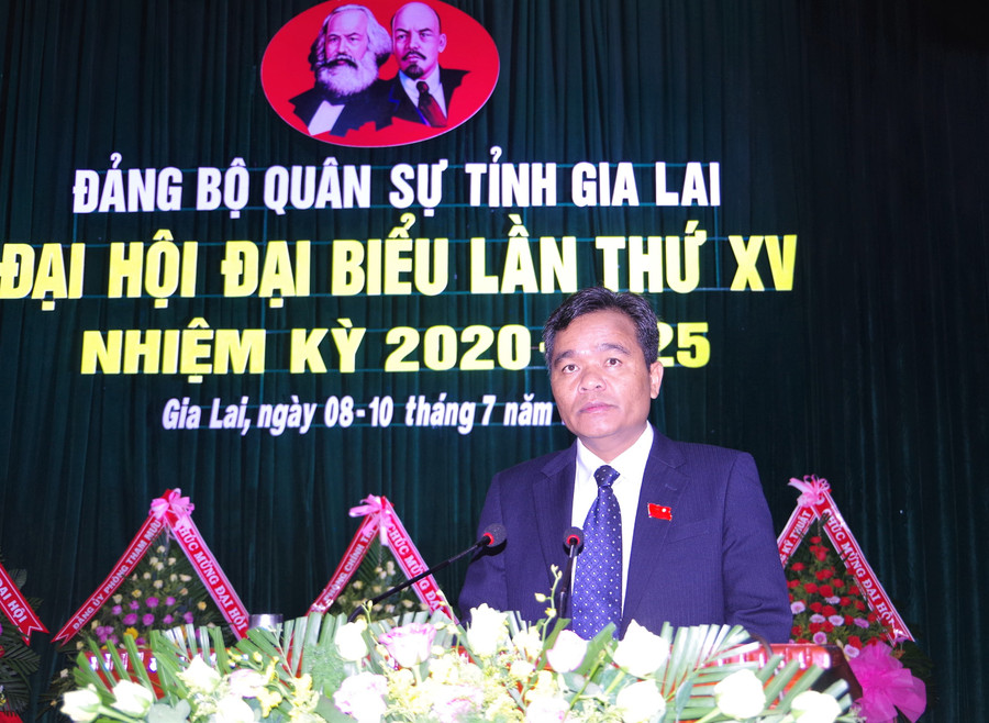 Đồng chí Hồ Văn Niên-Ủy viên dự khuyết Trung ương Đảng, Bí thư Tỉnh ủy, Trưởng đoàn đại biểu Quốc hội tỉnh, Bí thư Đảng ủy Quân sự tỉnh dự, điều hành Đại hội.