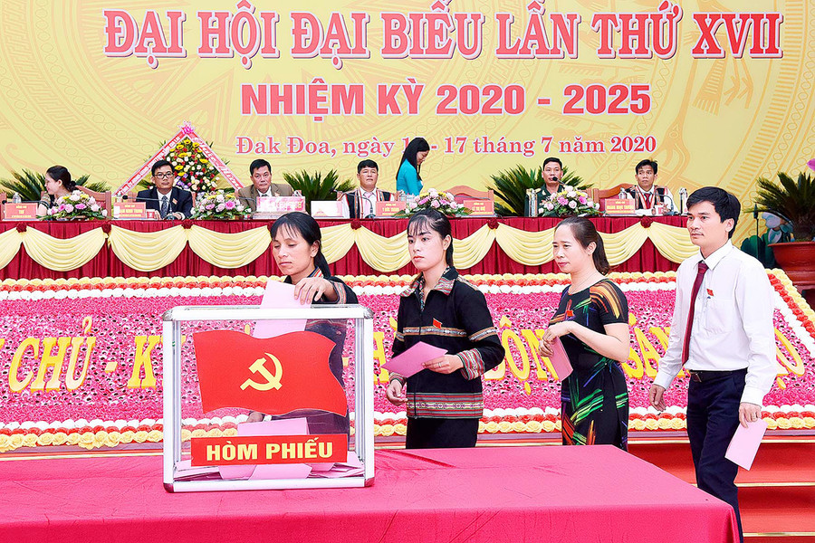 Kết quả, với số phiếu bầu 275/276 phiếu đồng ý, đạt tỷ lệ 99,6%, ông Nguyễn Hữu Thọ tái đắc cử chức Bí thư Huyện ủy Đak Đoa nhiệm kỳ 2020-2025. Ảnh: Đức Thụy