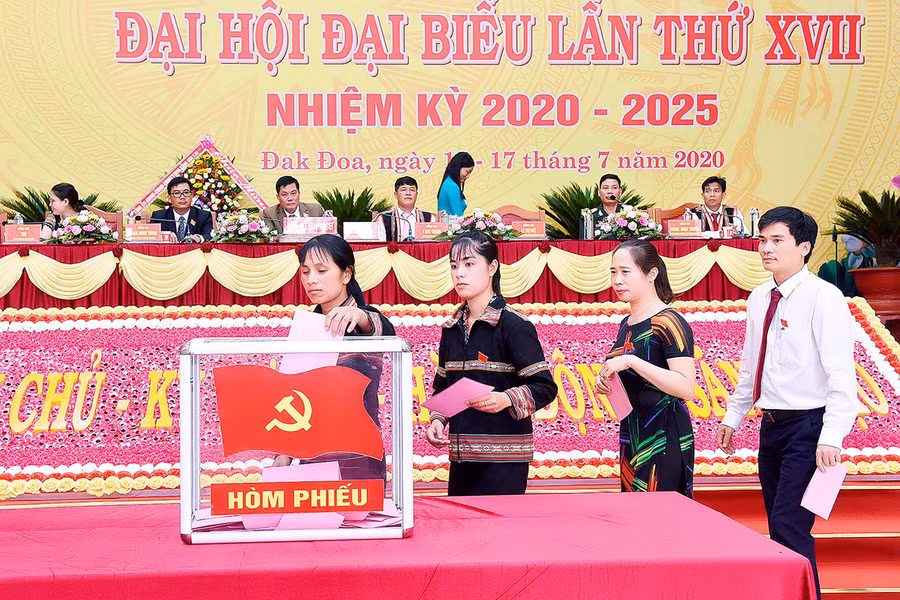 Kết quả, với số phiếu bầu 275/276 phiếu đồng ý, đạt tỷ lệ 99,6%, ông Nguyễn Hữu Thọ tái đắc cử chức Bí thư Huyện ủy Đak Đoa nhiệm kỳ 2020-2025. Ảnh: Đức Thụy