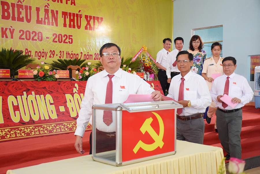 Các đại biểu bỏ phiếu bầu Ban Chấp Đảng bộ thị xã Ayun Pa lần thứ XIX, nhiệm kỳ 2020-2025. Ảnh: Minh Triều Các đại biểu bỏ phiếu bầu Ban Chấp Đảng bộ thị xã Ayun Pa lần thứ XIX, nhiệm kỳ 2020-2025- Ảnh Minh Triều