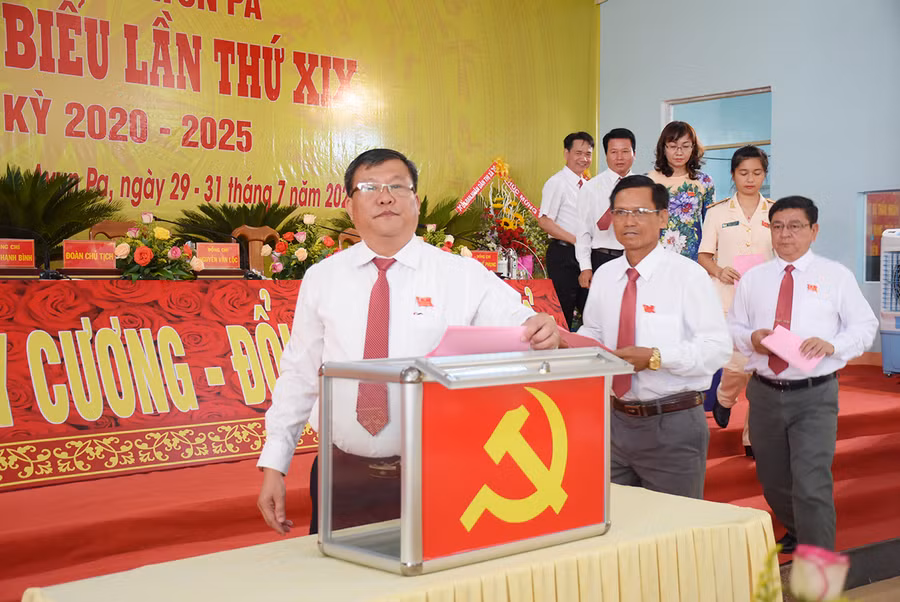 Các đại biểu bỏ phiếu bầu Ban Chấp Đảng bộ thị xã Ayun Pa lần thứ XIX, nhiệm kỳ 2020-2025. Ảnh: Minh Triều Các đại biểu bỏ phiếu bầu Ban Chấp Đảng bộ thị xã Ayun Pa lần thứ XIX, nhiệm kỳ 2020-2025- Ảnh Minh Triều