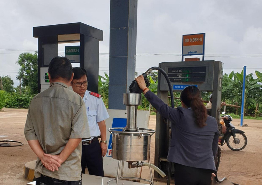 Đoàn đã lập biên bản vi phạm hành chính và niêm phong cột dầu 0,05S-II của doanh nghiệp tư nhân Ngọc Mai. Ảnh: Trần Dung