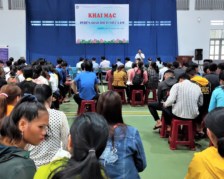Lao động tham gia phiên giao dịch việc làm. Ảnh: Đinh Yến