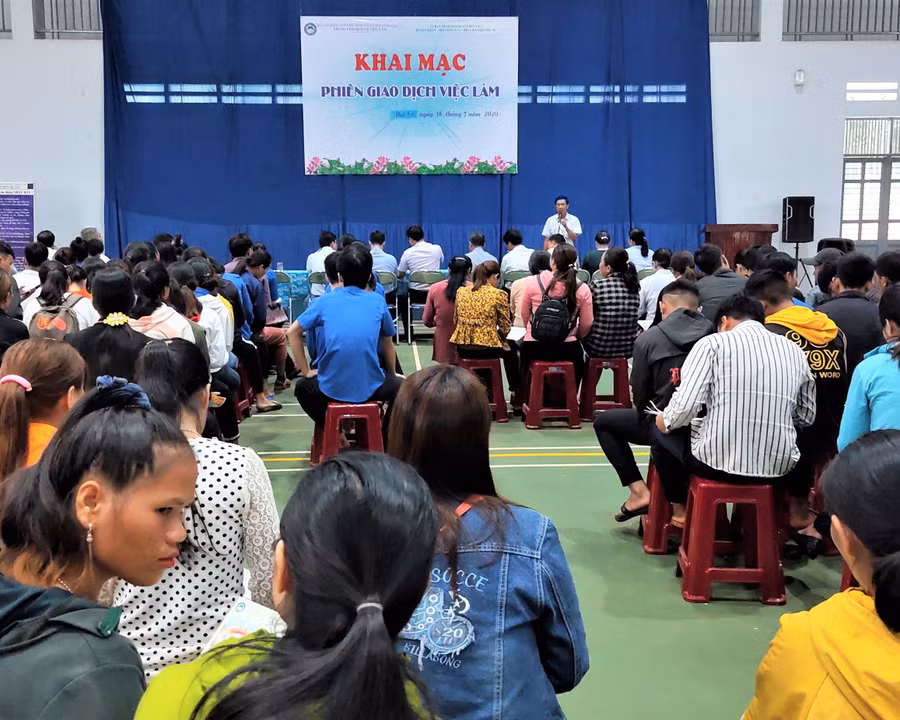 Lao động tham gia phiên giao dịch việc làm. Ảnh: Đinh Yến