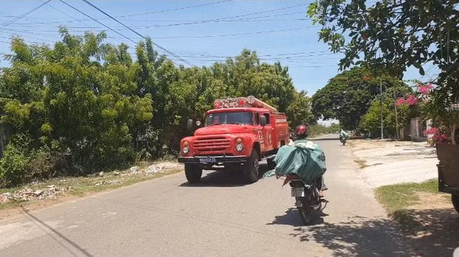 Lực lượng PCCC-CNCH Công an Ninh Thuận tham gia chữa cháy. Ảnh: THIỆN NHÂN