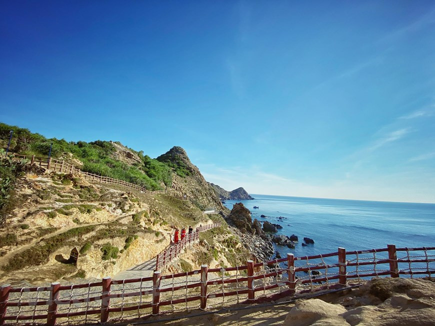 Eo Gió là địa danh cách Kỳ Co không xa, nơi có con đường đi bộ ôm ven sườn núi và view biển tuyệt đẹp. (Ảnh: Xuân Mai/Vietnam+) Eo Gió là địa danh cách Kỳ Co không xa, nơi có con đường đi bộ ôm ven sườn núi và view biển tuyệt đẹp. (Ảnh: Xuân Mai/Vietnam+)