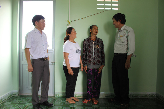 Nhờ EVNCPC hỗ trợ, bà Nguyễn Thị Tịnh đã xây được ngôi nhà mới khang trang. (Ảnh: PL)