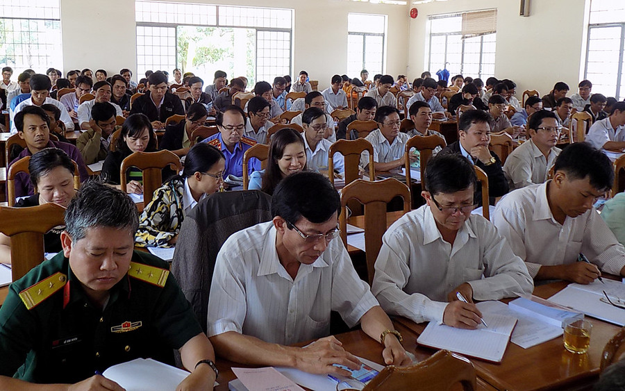 Cán bộ chủ chốt huyện Mang Yang quán triệt các quy định mới về công tác kiểm tra Đảng. Ảnh: T.N