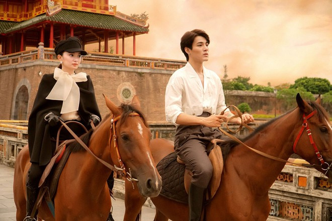 Kaity Nguyễn cưỡi ngựa giữa Tử cấm thành Huế cùng bạn diễn ẢNH: MAR6 PICTURES