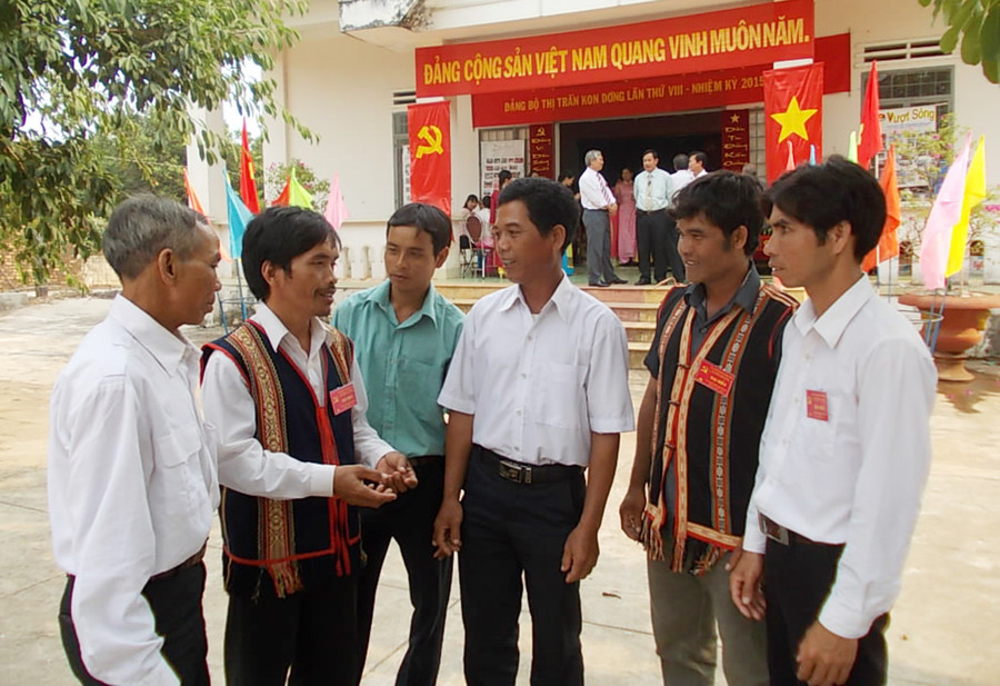 Trao đổi kinh nghiệm công tác xây dựng Đảng ở cơ sở. Ảnh: Thanh Nhật