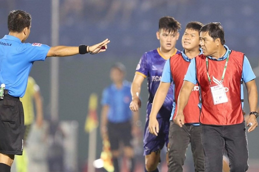 Việc các cầu thủ, đội bóng phản ứng với trọng tài là chuyện như cơm bữa tại V.League 2020. Ảnh: Duy Anh