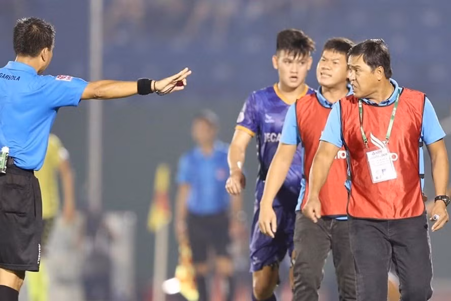 Việc các cầu thủ, đội bóng phản ứng với trọng tài là chuyện như cơm bữa tại V.League 2020. Ảnh: Duy Anh