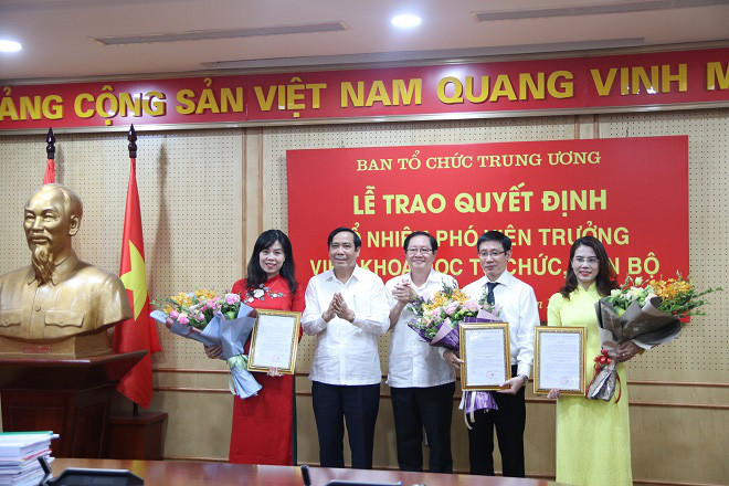 3 tân Phó Viện trưởng Viện Khoa học tổ chức, cán bộ (những người cầm hoa-ảnh Tạp chí Xây dựng Đảng).