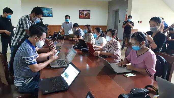 Các phóng viên thông tin vụ việc tại UBND tỉnh Đắk Lắk Các phóng viên thông tin vụ việc tại UBND tỉnh Đắk Lắk