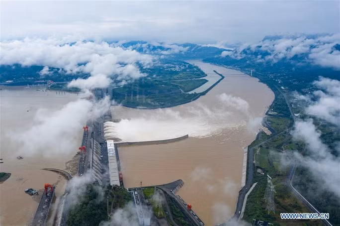  Đập Tam Hiệp mở cửa xả lũ hôm 19-7. Ảnh: News.cn
