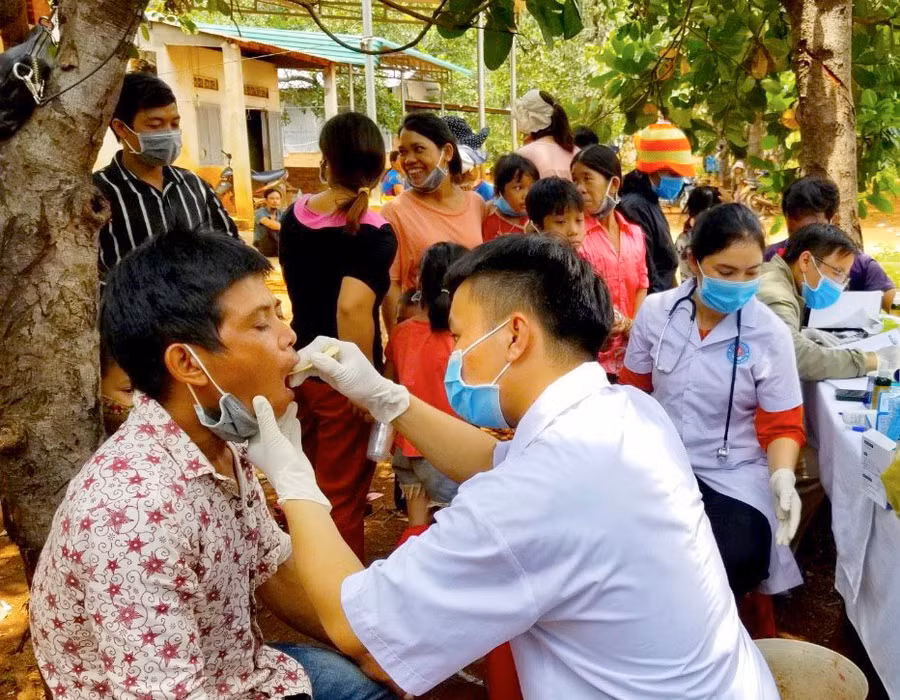 Khám sàng lọc và cấp thuốc điều trị dự phòng bệnh bạch hầu cho người dân làng O (xã Ia O, huyện Ia Grai). Ảnh: NHƯ NGUYỆN 