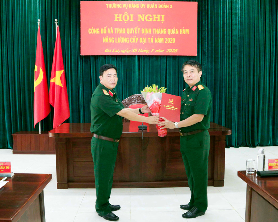 Thiếu tướng Nguyễn Anh Tuấn (bìa trái)-Tư lệnh Quân đoàn 3 trao quyết định và tặng hoa chúc mừng cán bộ nhận quân hàm Đại tá. Ảnh: Vũ Duy Hiển Thiếu tướng Nguyễn Anh Tuấn-Tư lệnh Quân đoàn 3 trao quyết định và tặng hoa chúc mừng cán bộ nhận quân hàm đại tá. Ảnh: Vũ Duy Hiển