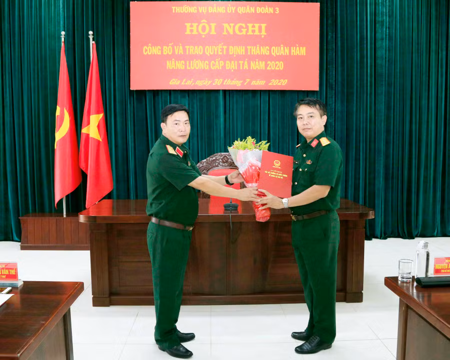 Thiếu tướng Nguyễn Anh Tuấn-Tư lệnh Quân đoàn 3 trao quyết định và tặng hoa chúc mừng cán bộ nhận quân hàm đại tá. Ảnh: Vũ Duy Hiển