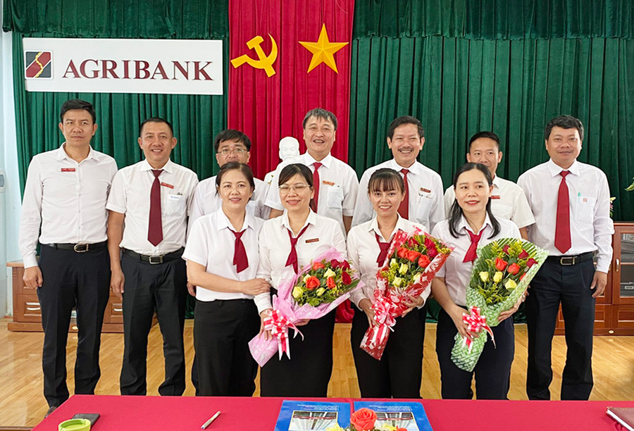 ABIC Gia Lai và Agribank Đông Gia Lai ký kết giao ước thi đua. Ảnh: Sơn Ca  ABIC Gia Lai và Agribank Đông Gia Lai ký kết giao ước thi đua. Ảnh: S.C