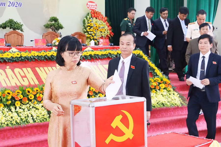 Các đại biểu bỏ phiếu bầu đoàn đại biểu dự Đại hội đại biểu Đảng bộ tỉnh lần thứ XVI. Ảnh: Tấn Minh