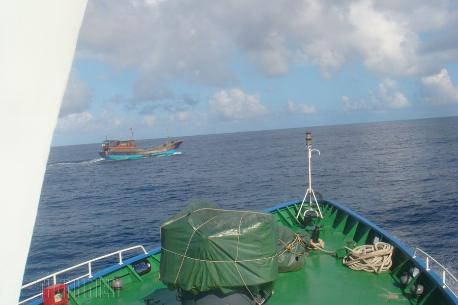 Tàu Cảnh sát biển Việt Nam xua đuổi tàu cá Trung Quốc xâm phạm chủ quyền tại vùng biển Cồn Cỏ (Quảng Trị), năm 2005 ẢNH: MAI THANH HẢI