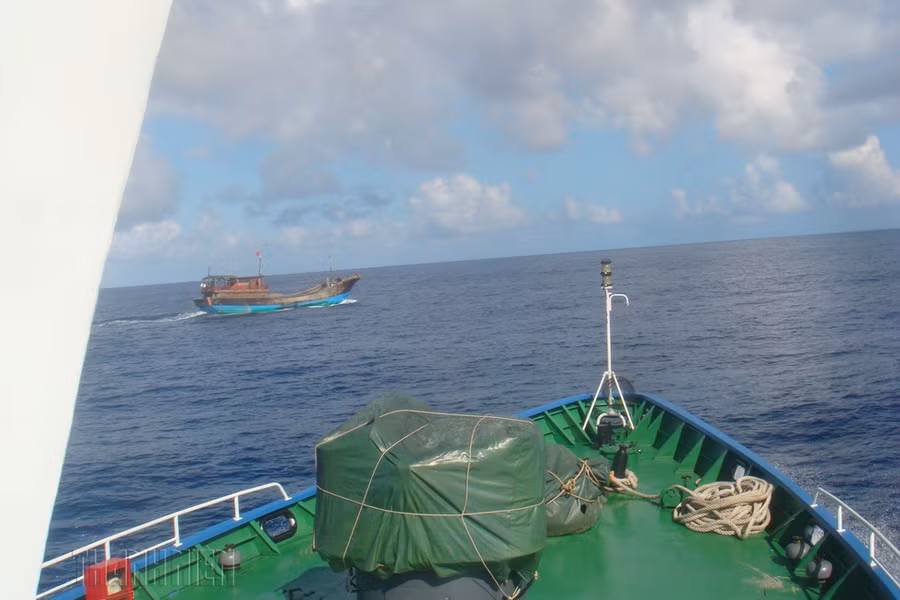 Tàu Cảnh sát biển Việt Nam xua đuổi tàu cá Trung Quốc xâm phạm chủ quyền tại vùng biển Cồn Cỏ (Quảng Trị), năm 2005 ẢNH: MAI THANH HẢI