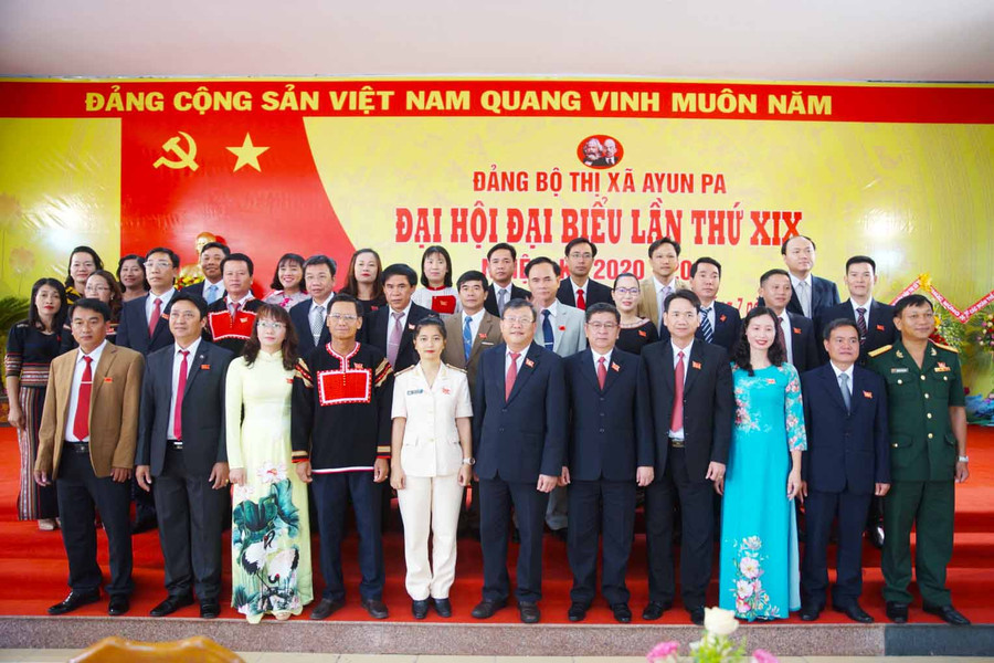 Ban Chấp hành Đảng bộ thị xã khóa XIX, nhiệm kỳ 2020-2025. Ảnh: Minh Triều