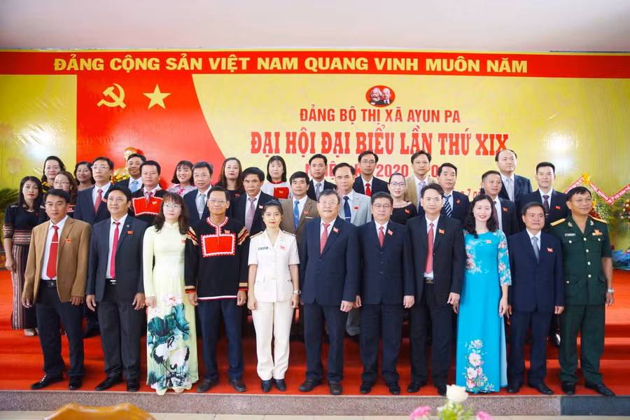 Ban Chấp hành Đảng bộ thị xã khóa XIX, nhiệm kỳ 2020-2025. Ảnh: Minh Triều