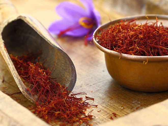 Nhụy hoa nghệ tây có thể được dùng pha trà uống, hoặc làm gia vị cho món ăn thêm dưỡng chất. ẢNH: SHUTTERSTOCK