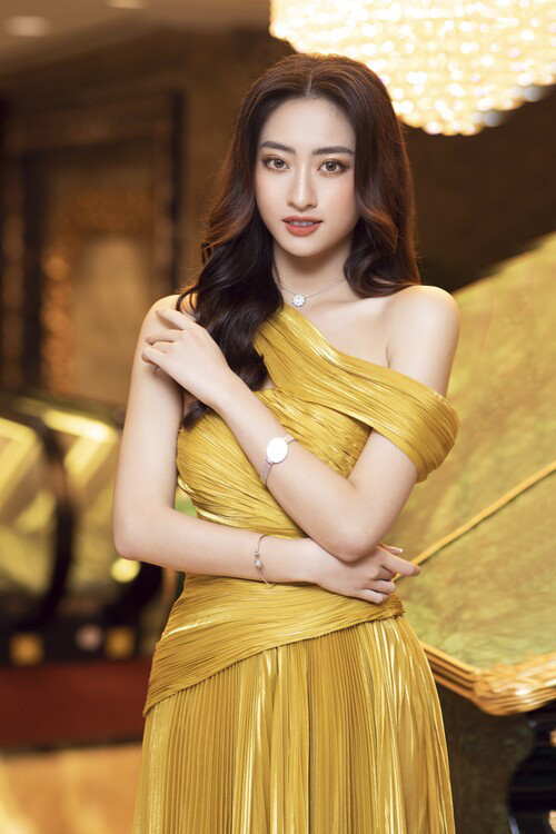 Mới đây, Hoa hậu Lương Thùy Linh gây chú ý khi diện bộ váy vàng rực rỡ khoe khéo đôi chân dài 1m22 trứ danh trong showbiz Việt tham dự một sự kiện.