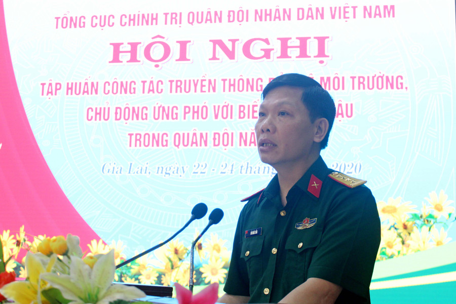 Đại tá Đỗ Khắc Cẩn, Phó Chánh văn phòng Tổng cục Chính trị phát biểu tại hội nghị tập huấn. Ảnh: Vũ Duy Hiển 