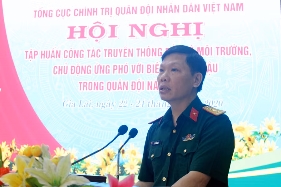 Đại tá Đỗ Khắc Cẩn, Phó Chánh văn phòng Tổng cục Chính trị phát biểu tại hội nghị tập huấn. Ảnh: Vũ Duy Hiển 