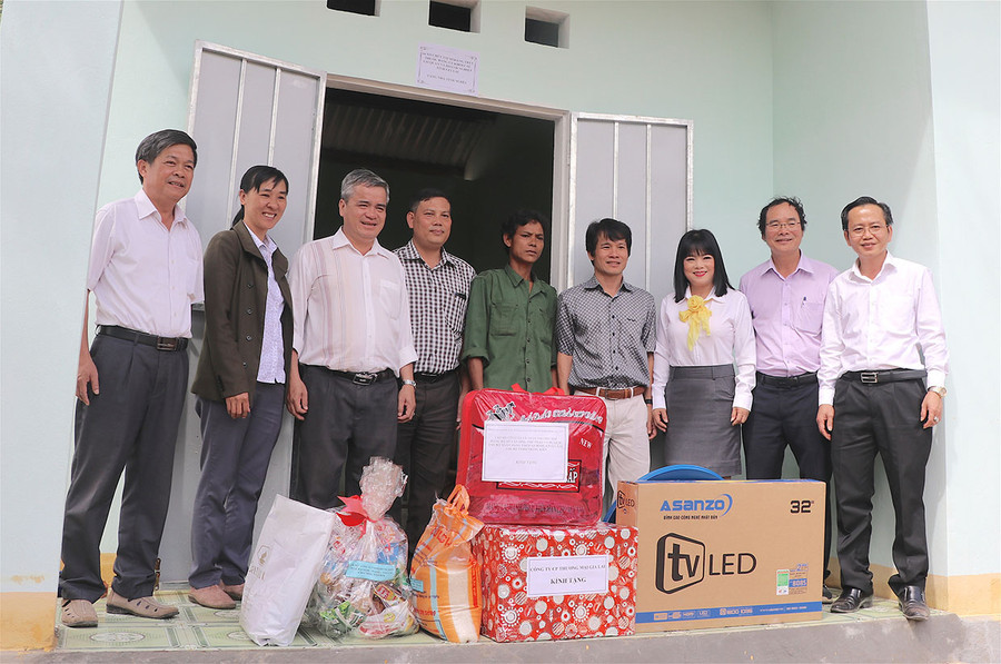 Đảng ủy Khối các Cơ quan và Doanh nghiệp tỉnh Gia Lai bàn giao 9 căn nhà cho các hộ có hoàn cảnh khó khăn trên địa bàn xã Krong (huyện Kbang) vào cuối năm 2019. Ảnh: Ngọc Minh Đảng ủy Khối các Cơ quan và Doanh nghiệp tỉnh Gia Lai bàn giao 9 căn nhà cho các hộ có hoàn cảnh khó khăn trên địa bàn xã Krong (huyện Kbang) vào cuối năm 2019. Ảnh: Ngọc Minh
