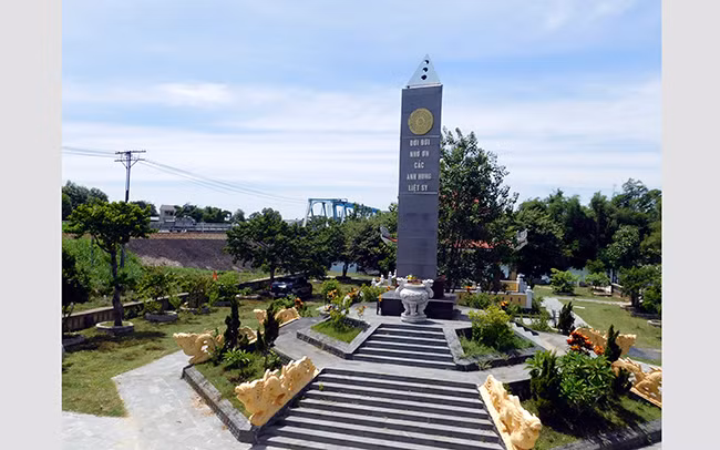 Đài tưởng niệm các Anh hùng liệt sĩ tại khu di tích Bến Ô Lâu - cầu Mỹ Chánh, xã Hải Sơn, huyện Hải Lăng, tỉnh Quảng Trị. Ảnh: HỒNG ĐỨC
