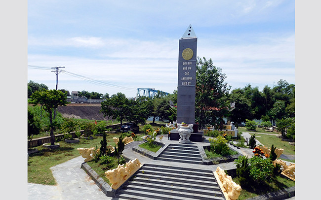 Đài tưởng niệm các Anh hùng liệt sĩ tại khu di tích Bến Ô Lâu - cầu Mỹ Chánh, xã Hải Sơn, huyện Hải Lăng, tỉnh Quảng Trị. Ảnh: HỒNG ĐỨC Đài tưởng niệm các Anh hùng liệt sĩ tại khu di tích Bến Ô Lâu - cầu Mỹ Chánh, xã Hải Sơn, huyện Hải Lăng, tỉnh Quảng Trị. Ảnh: HỒNG ĐỨC