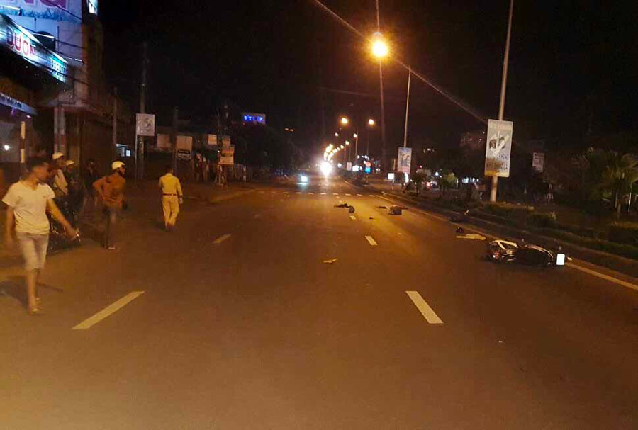 Hiện trường vụ tai nạn khiến anh Sơn tử vong tại chỗ. Ảnh: Văn Ngọc 