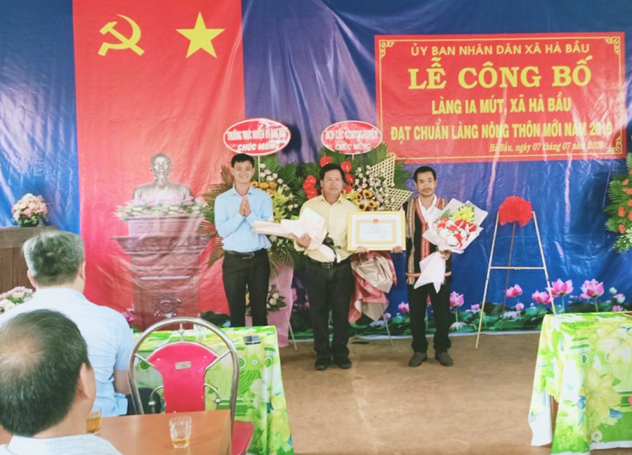 Lãnh đạo huyện Đak Đoa trao Quyết định công nhận làng Ia Mút đạt chuẩn nông thôn mới. Ảnh: Đinh Yến