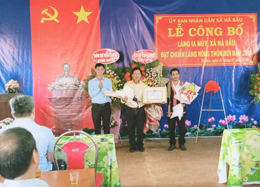 Lãnh đạo huyện Đak Đoa trao Quyết định công nhận làng Ia Mút đạt chuẩn nông thôn mới. Ảnh: Đinh Yến