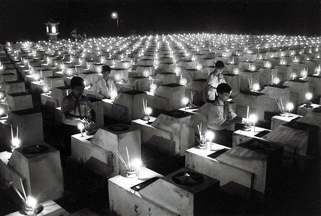 Các em học sinh thắp nến tri ân các Anh hùng liệt sĩ. Ảnh: ĐĂNG KHOA Các em học sinh thắp nến tri ân các Anh hùng liệt sĩ. Ảnh: ĐĂNG KHOA