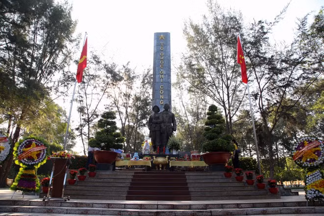 Nghĩa trang liệt sĩ Giao bưu Thông tin R tại Tân Biên, Tây Ninh ẢNH: GIANG PHƯƠNG