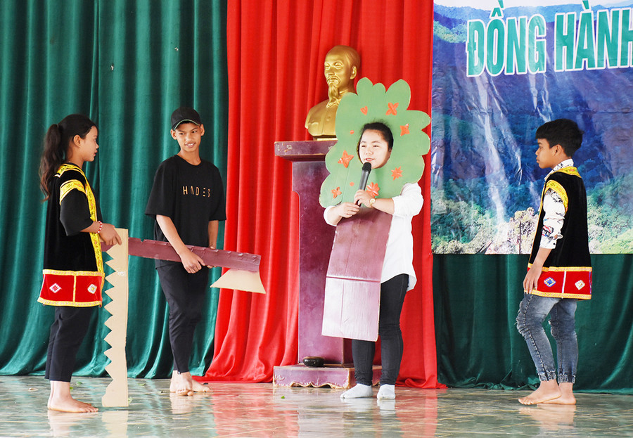  Tiểu phẩm “Ước mơ của cây rừng” được các em học sinh Trường Phổ thông Dân tộc Bán trú Tiểu học và THCS Đak Rong thể hiện. Ảnh: M.N