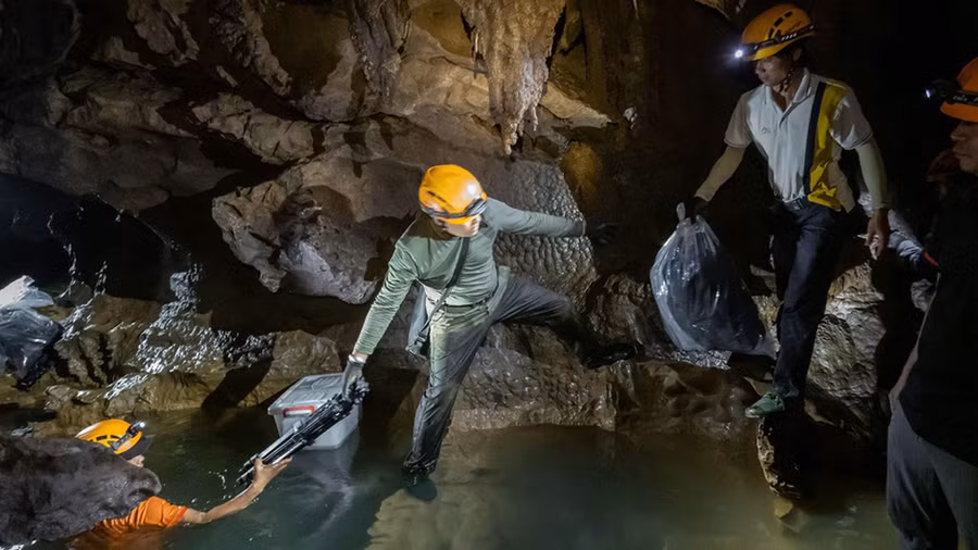 Vận chuyển đèn, máy ảnh phải thận trọng, tránh vô nước và va đập. Ảnh: HOÀNG NHIỆM