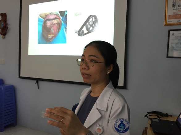 ThS.BS Diệp Quế Trinh đang thông tin về phương pháp ghép da mới vừa được Bệnh viện Nhi Đồng 1 TP.HCM áp dụng .Ảnh: THÙY DƯƠNG