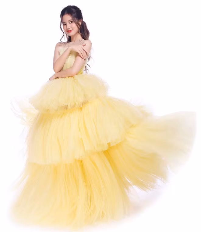 Hình ảnh mà Midu hóa thân không ai khác chính là nàng Belle trong phim Người đẹp và quái vật (1991). Đây là hình mẫu một cô gái vừa nhu mì, hiền lành nhưng cũng rất dũng cảm và can đảm khi cần thiết. Nét đẹp thông minh của Midu vô cùng phù hợp với tạo hình của nhân vật này ẢNH: ALI BÙI