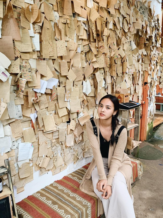 Quỳnh Nga còn sở hữu thành tích học tập ấn tượng khiến nhiều người ngưỡng mộ. Mỹ nhân từng đạt IELTS 7.5, tham gia khóa học chất lượng cao giảng dạy bằng tiếng Anh tại đại học Tel Aviv (Israel) hồi tháng 8.2018. Tháng 5.2018, cô đã vượt gần 4.000 đối thủ để trở thành một trong ba tác giả có ý tưởng khởi nghiệp xuất sắc và giành suất học bổng trị giá 6.000 USD tại Israel. Người đẹp cũng từng vào Top 30 Khởi nghiệp KAWAI 2013 do Đại học Ngoại thương tổ chức ẢNH: FBNV