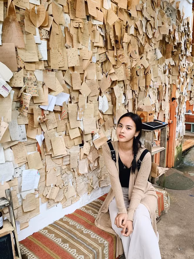 Quỳnh Nga còn sở hữu thành tích học tập ấn tượng khiến nhiều người ngưỡng mộ. Mỹ nhân từng đạt IELTS 7.5, tham gia khóa học chất lượng cao giảng dạy bằng tiếng Anh tại đại học Tel Aviv (Israel) hồi tháng 8.2018. Tháng 5.2018, cô đã vượt gần 4.000 đối thủ để trở thành một trong ba tác giả có ý tưởng khởi nghiệp xuất sắc và giành suất học bổng trị giá 6.000 USD tại Israel. Người đẹp cũng từng vào Top 30 Khởi nghiệp KAWAI 2013 do Đại học Ngoại thương tổ chức ẢNH: FBNV