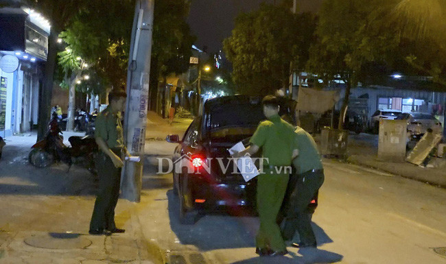 Ghi nhận của nhóm PV Dân Việt trong tối 13/7 cho thấy, lực lượng chức năng cùng xe biển xanh cũng xuất hiện tại 1 ngôi nhà ở đường Ái Mộ, phường Bồ Đề, quận Long Biên, nơi cư trú của Nguyễn Anh Ngọc (hiện công tác tại Phòng thư ký biên tập, Tổ giúp việc TP.Hà Nội). (Ảnh: Nhóm PV). Ghi nhận của nhóm PV Dân Việt trong tối 13/7 cho thấy, lực lượng chức năng cùng xe biển xanh cũng xuất hiện tại 1 ngôi nhà ở đường Ái Mộ, phường Bồ Đề, quận Long Biên, nơi cư trú của Nguyễn Anh Ngọc (hiện công tác tại Phòng thư ký biên tập, Tổ giúp việc TP.Hà Nội). (Ảnh: Nhóm PV).
