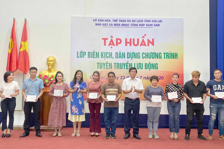 Ban tổ chức trao giấy chứng nhận cho các học viên hoàn thành lớp tập huấn về biên kịch, dàn dựng chương trình tuyên truyền lưu động. Ảnh: Phương Vi Ban tổ chức trao giấy chứng nhận cho các học viên hoàn thành lớp tập huấn về biên kịch, dàn dựng chương trình tuyên truyền lưu động. Ảnh: PHƯƠNG VI