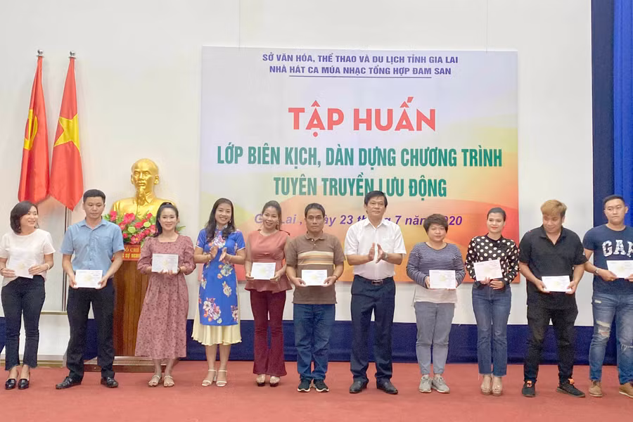 Ban tổ chức trao giấy chứng nhận cho các học viên hoàn thành lớp tập huấn về biên kịch, dàn dựng chương trình tuyên truyền lưu động. Ảnh: PHƯƠNG VI 
